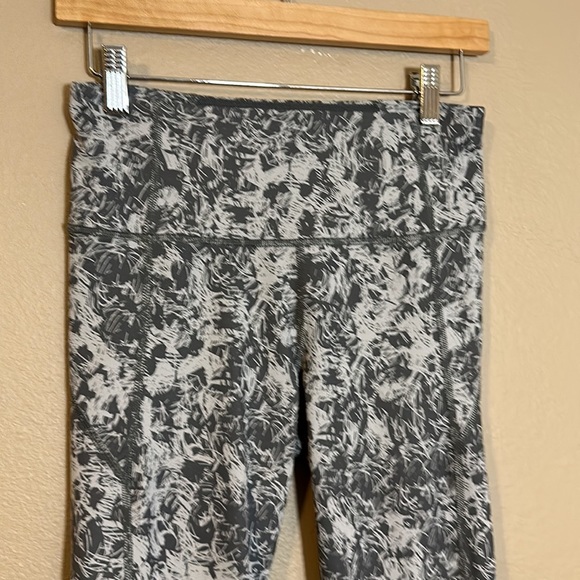 Under Armour Leggings 21” Mid-length with Back Pocket Size Small - Picture 4 of 5